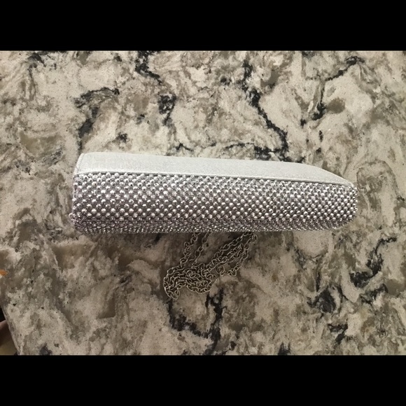 Small silver clutch w/ chain strap - Picture 4 of 5